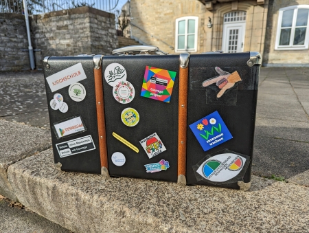 Ein Koffer auf Reisen – Ausstellung von Grund- und Förderschulen des Kreises Paderborn zum Thema Frieden im Kreismuseum Wewelsburg vom 28. September bis 5. November. © Kreismuseum Wewelsburg